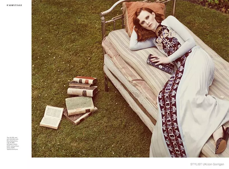 Η Karen Elson μαγεύει σε παραμυθένια μόδα για το στιλιστικό εξώφυλλο