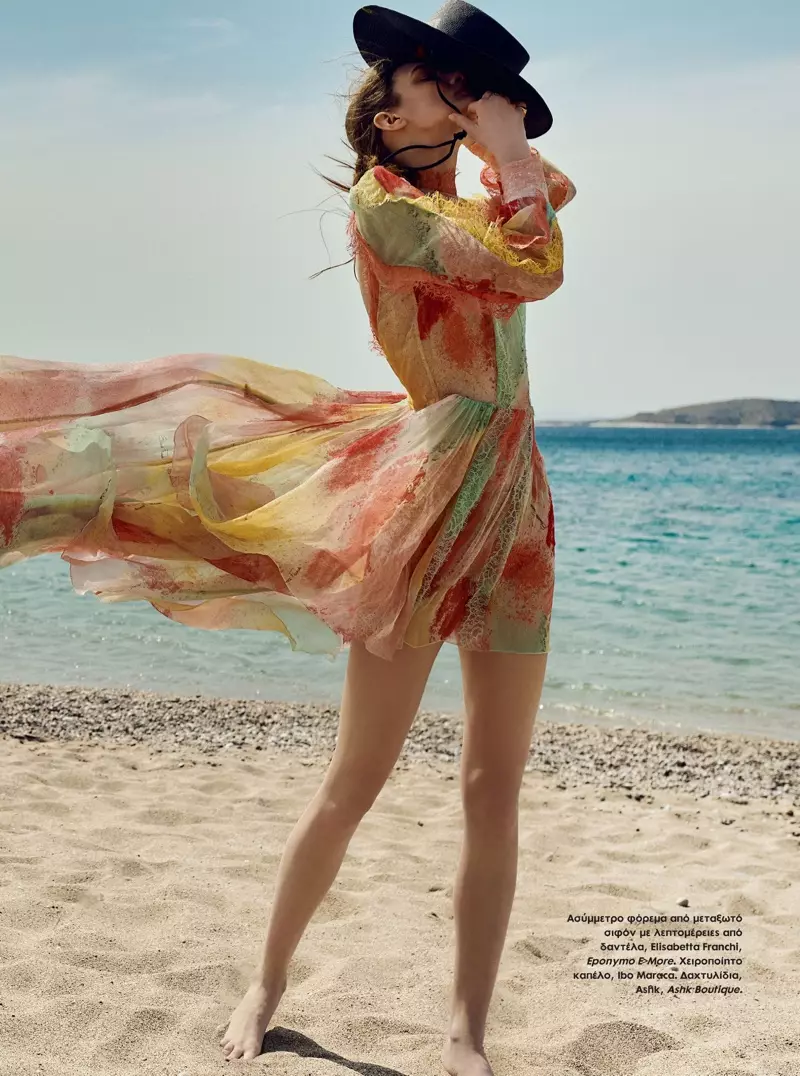 Nastya Abramova nosi Glam Beach Looks za ELLE Greece