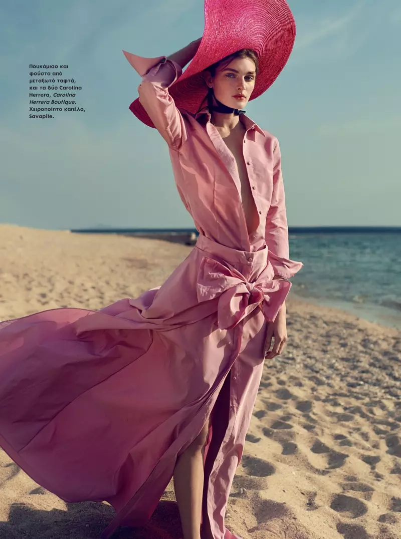 Nastya Abramova nosi Glam Beach Looks za ELLE Greece