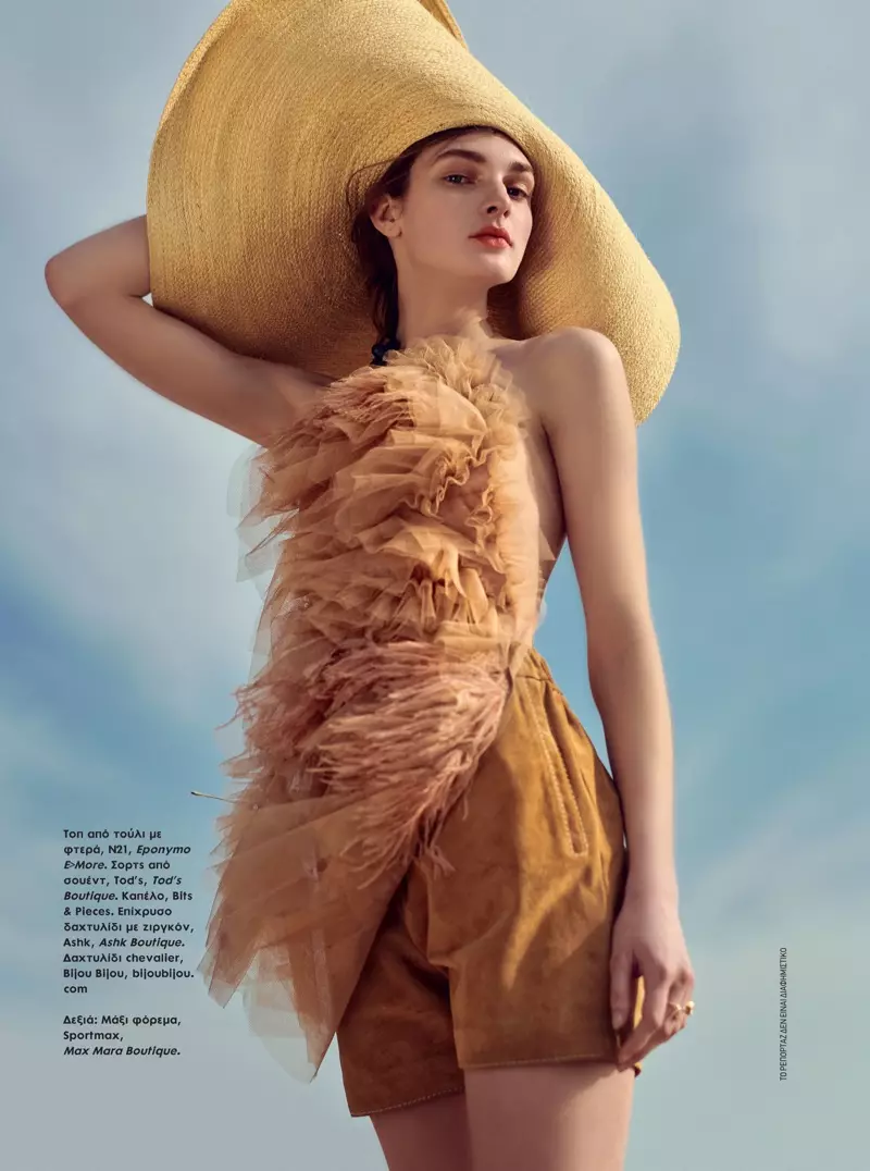 Nastya Abramova nosi Glam Beach Looks za ELLE Greece