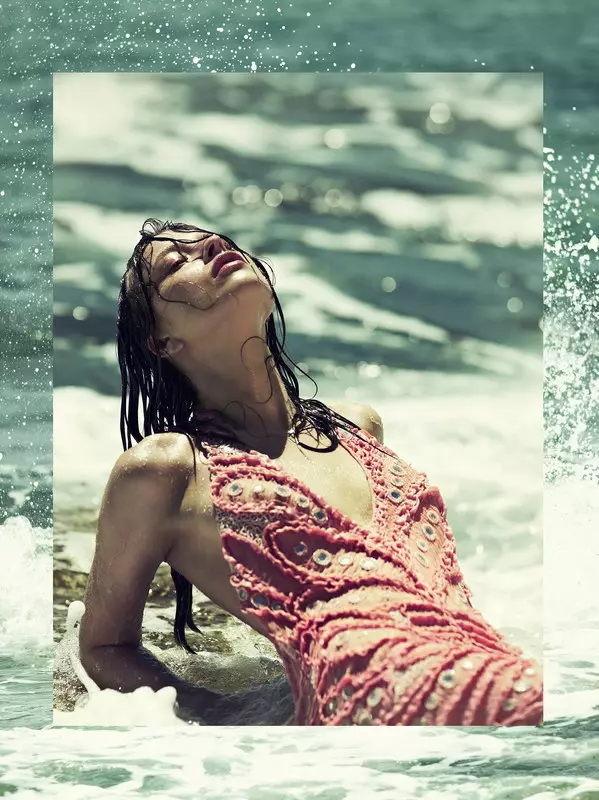 Magdalena Glonek Soaks Up Ocean Waves in Elle Greece Ιούλιος 2012 από τον Δημήτρη Σκουλό