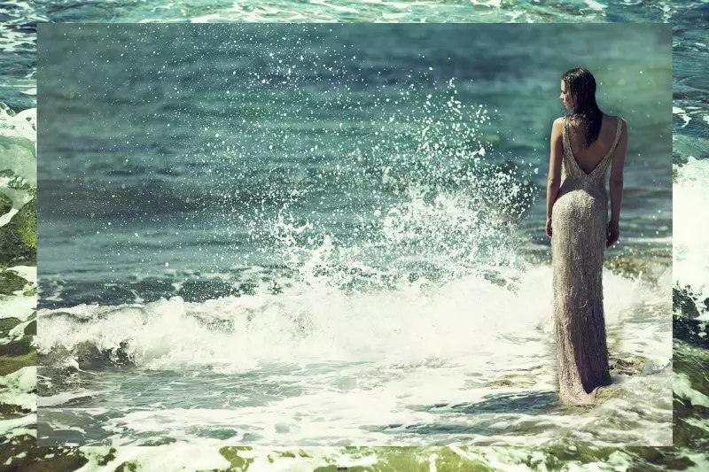 Magdalena Glonek absorve as ondas do mar em Elle Grécia julho de 2012 por Dimitris Skoulos