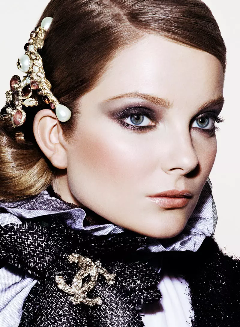 Eniko Mihalik door Tom Munro voor Allure november 2011