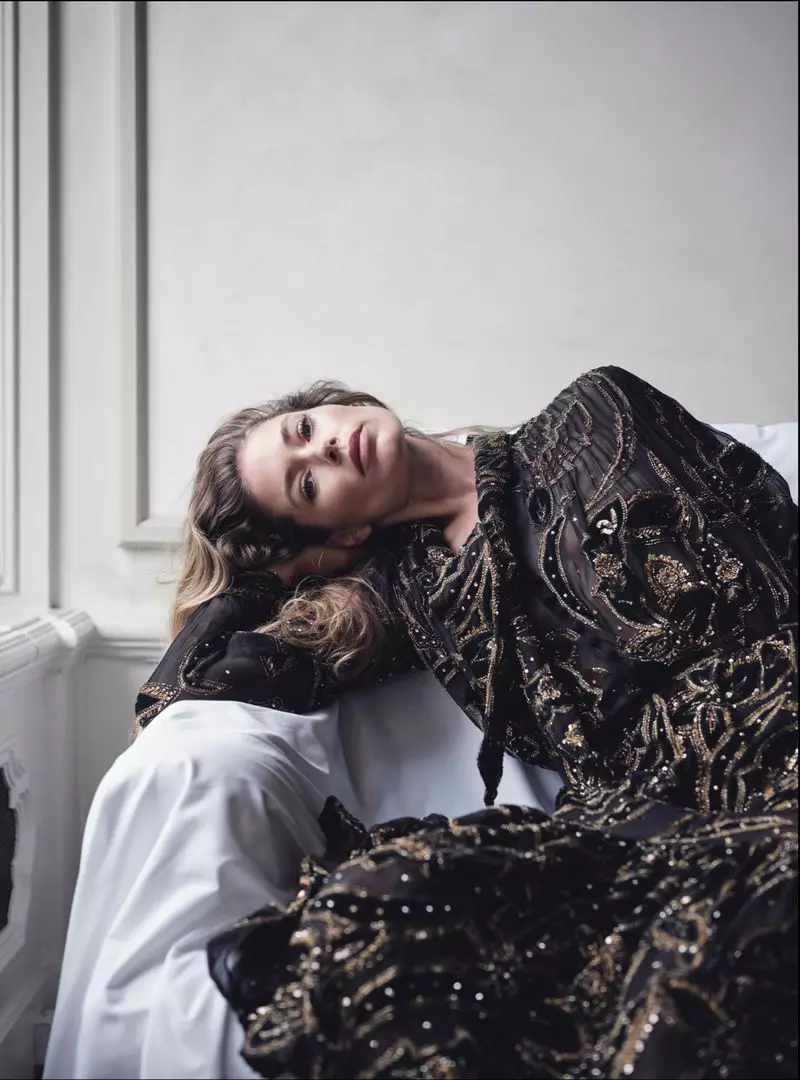 Doutzen Kroes poserar i elegant utseende för Sunday Times Style