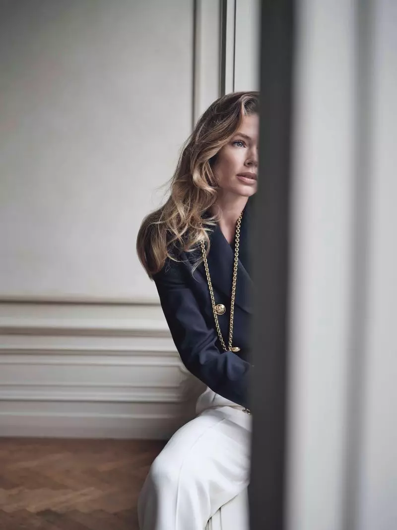 Doutzen Kroes pozē elegantā izskatā Sunday Times stilā