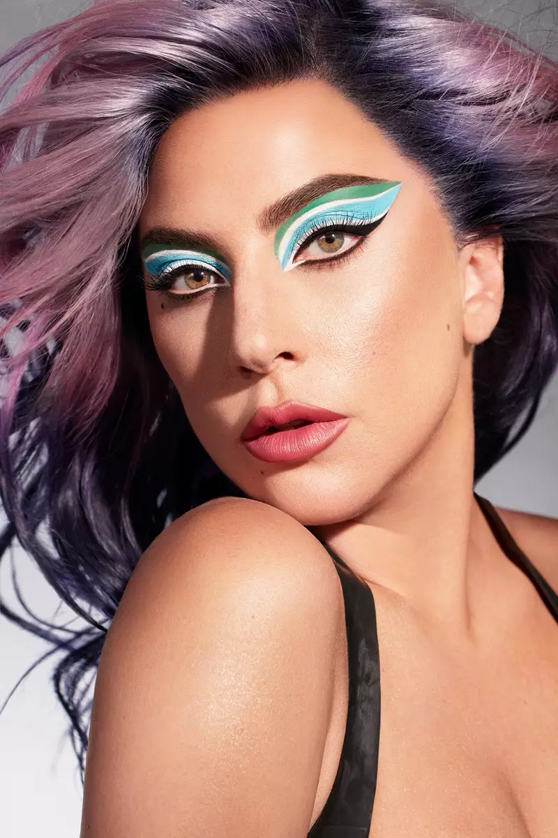 Lady Gaga affiche un look audacieux dans la campagne Eye-Dentify Gel Pencil Eyeliner de Haus Laboratories.