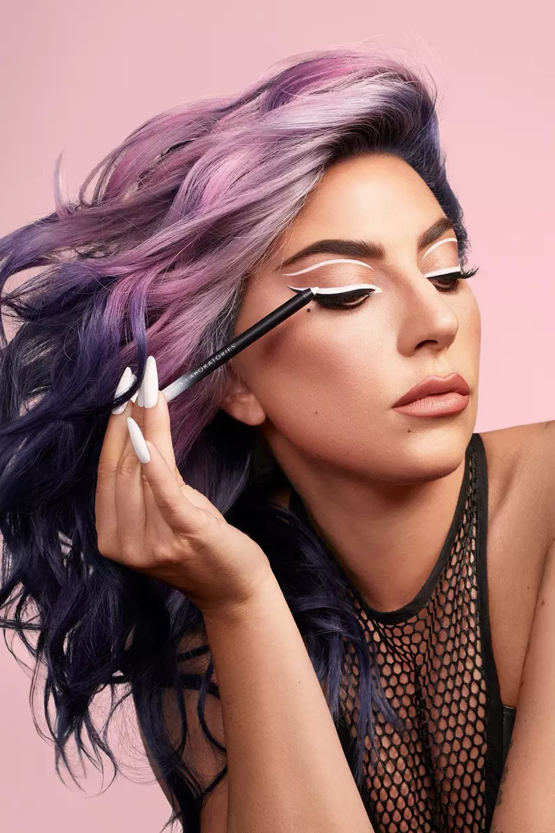 Lady Gaga béntang dina kampanye Haus Laboratories Panon-Dentify gél pensil Eyeliner.