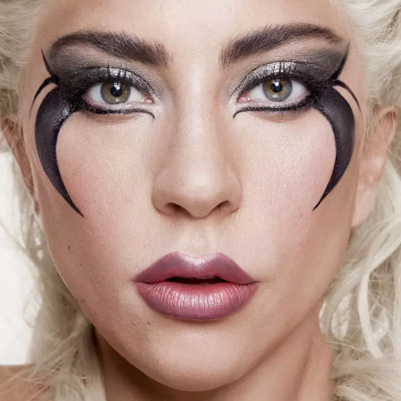 Siap pikeun nutup dirina, Lady Gaga nunjukkeun penampilan makeup ti Haus Laboratories. Poto: Hannah Khymych