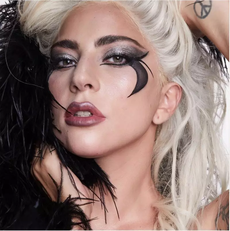 A merész külsőt viselő Lady Gaga a Haus Laboratories Metalhead Collection termékeiben pózol. Fotó: Hannah Khymych