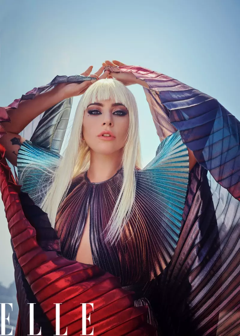 Preta por ŝia deproksima foto, Lady Gaga portas Givenchy-robon