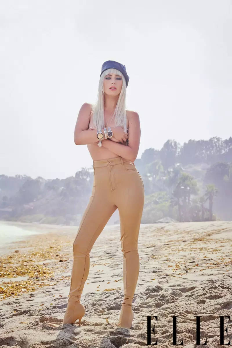 Gan barr, caitheann Lady Gaga pants craiceann-daingean agus hata beret