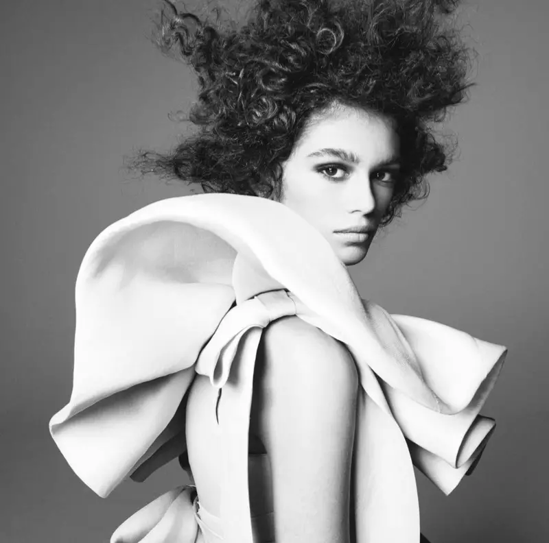 Kaia Gerber stuns yn swart-wyt-ôfbyldings foar Vogue UK