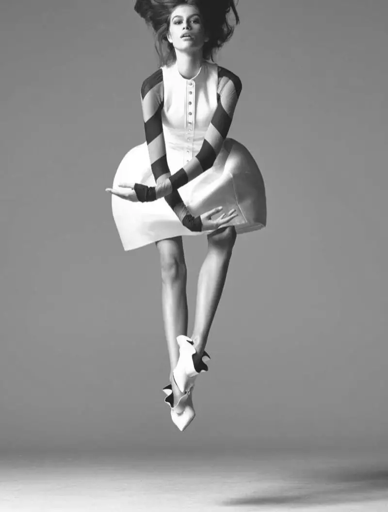 Kaia Gerber Stuns muBlack & White Mifananidzo yeVogue UK