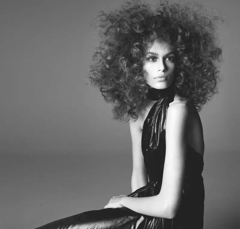 Kaia Gerber Stuns in Black & White Images cho Vogue UK