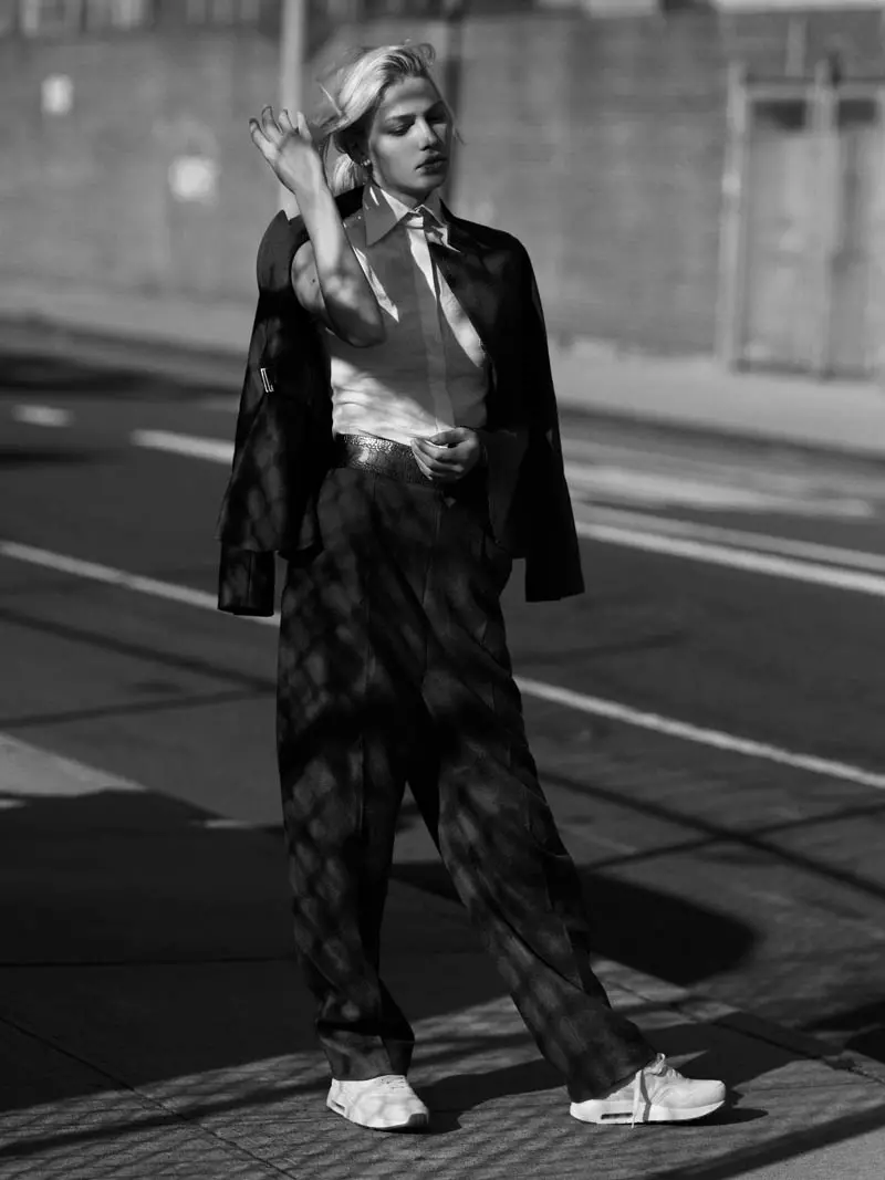 Aline Weber poserer i Brooklyn for Annemarieke van Drimmelen i Rika Magazine