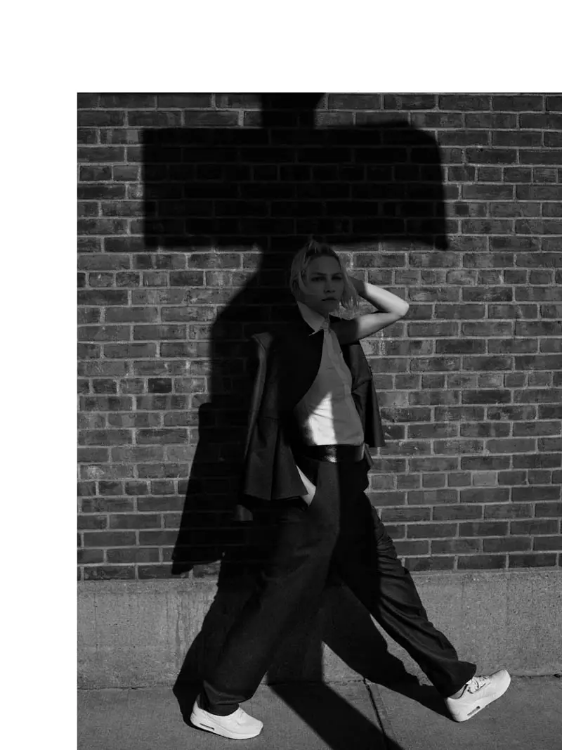 Aline Weber Poses i Brooklyn mo Annemarieke van Drimmelen i Rika Magazine