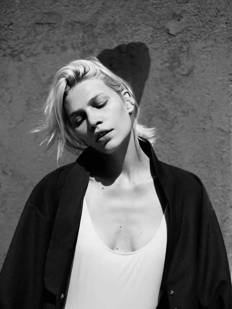 Aline Weber Poses i Brooklyn mo Annemarieke van Drimmelen i Rika Magazine