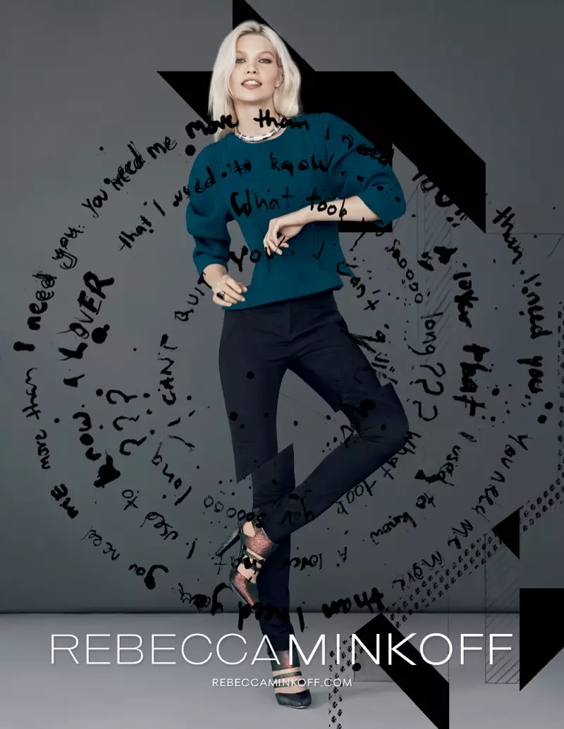 Aline Weber es posa juganera per a la campanya de tardor 2013 de Rebecca Minkoff