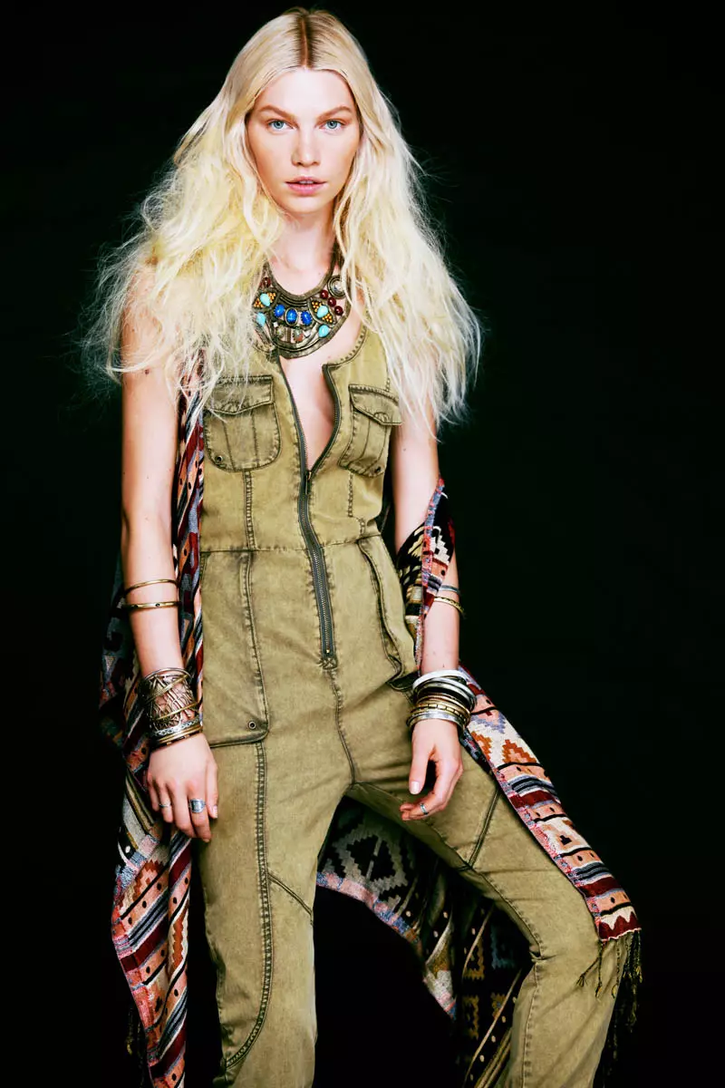 Aline Weber protagoniza el lookbook de mayo inspirado en Safari de Free People