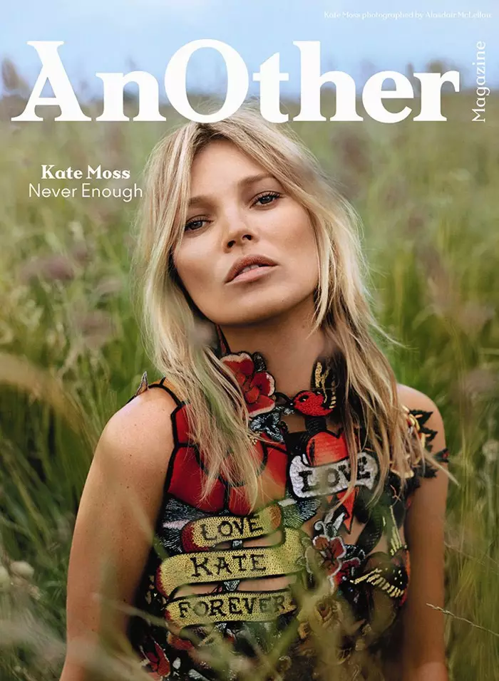 Kate Moss photographiée et habillée par Alasdair McLellan et Alister Mackie pour AnOther Magazine Automne / Hiver, en vente le jeudi 4 septembre.