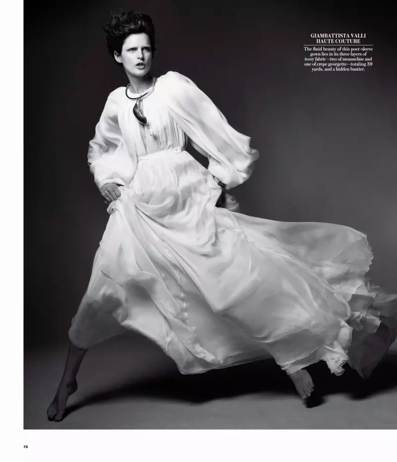 Stella Tennant Berpose dalam Couture untuk Majalah WSJ, Dirakam oleh Daniel Jackson