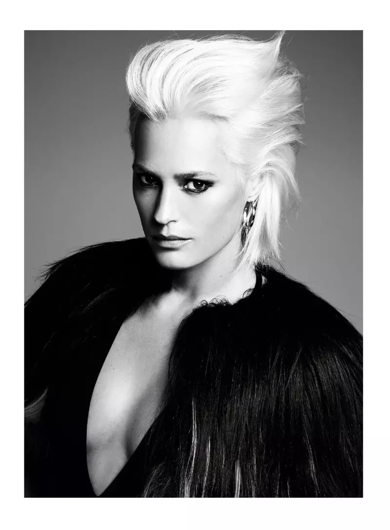 Yasmin le Bon S Moda Spread uchun Platinum Blonde Look Off Shows