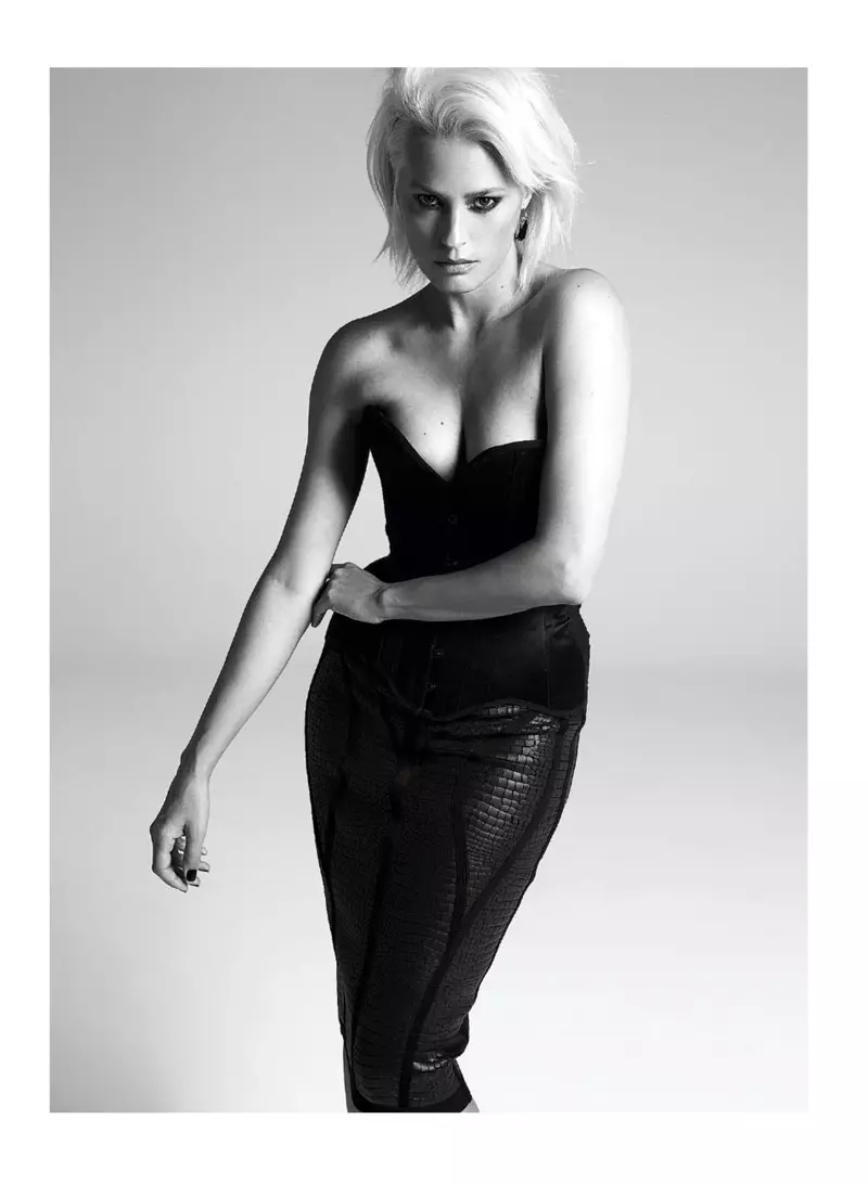 Yasmin le Bon S Moda Spread uchun Platinum Blonde Look Off Shows