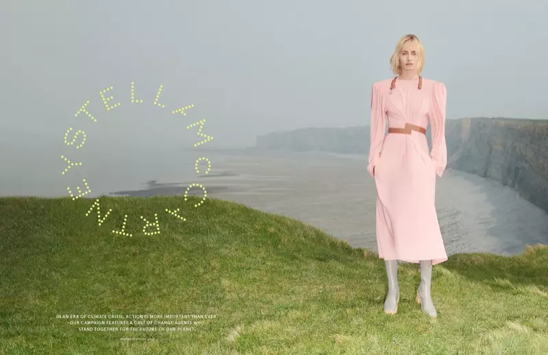 Amber Valletta သည် Stella McCartney ဆောင်းဦးရာသီ 2019 လှုပ်ရှားမှုတွင် ပါဝင်သရုပ်ဆောင်ထားသည်။