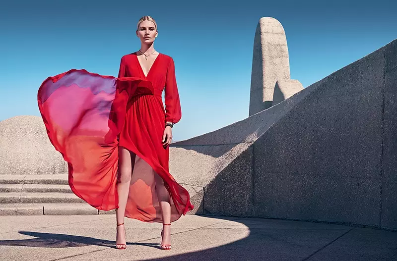 Model Aline Weber na-eyi uwe na-acha uhie uhie na mkpọsa Comma spring-summer 2020.