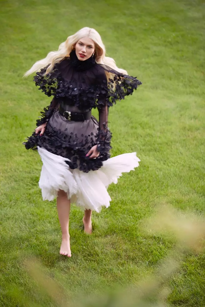 Aline Weber Nganggo Gaya Musim Panas ing Harper's Bazaar Kazakhstan