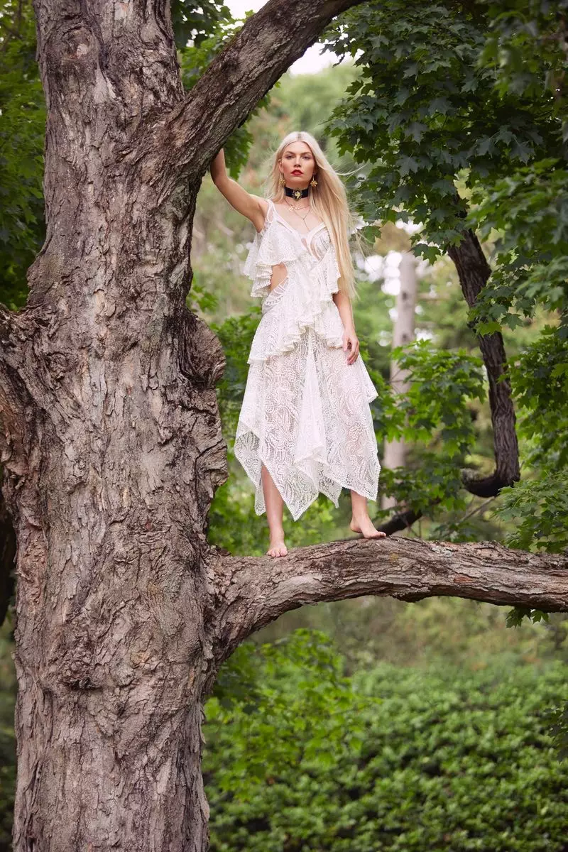 Aline Weber manao akanjo fahavaratra ao amin'ny Harper's Bazaar Kazakhstan