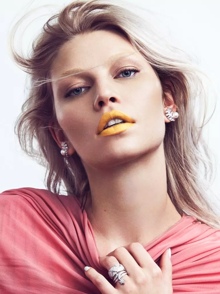 Aline Weber wows yn pastel make-up sjocht nei Vogue Mexico