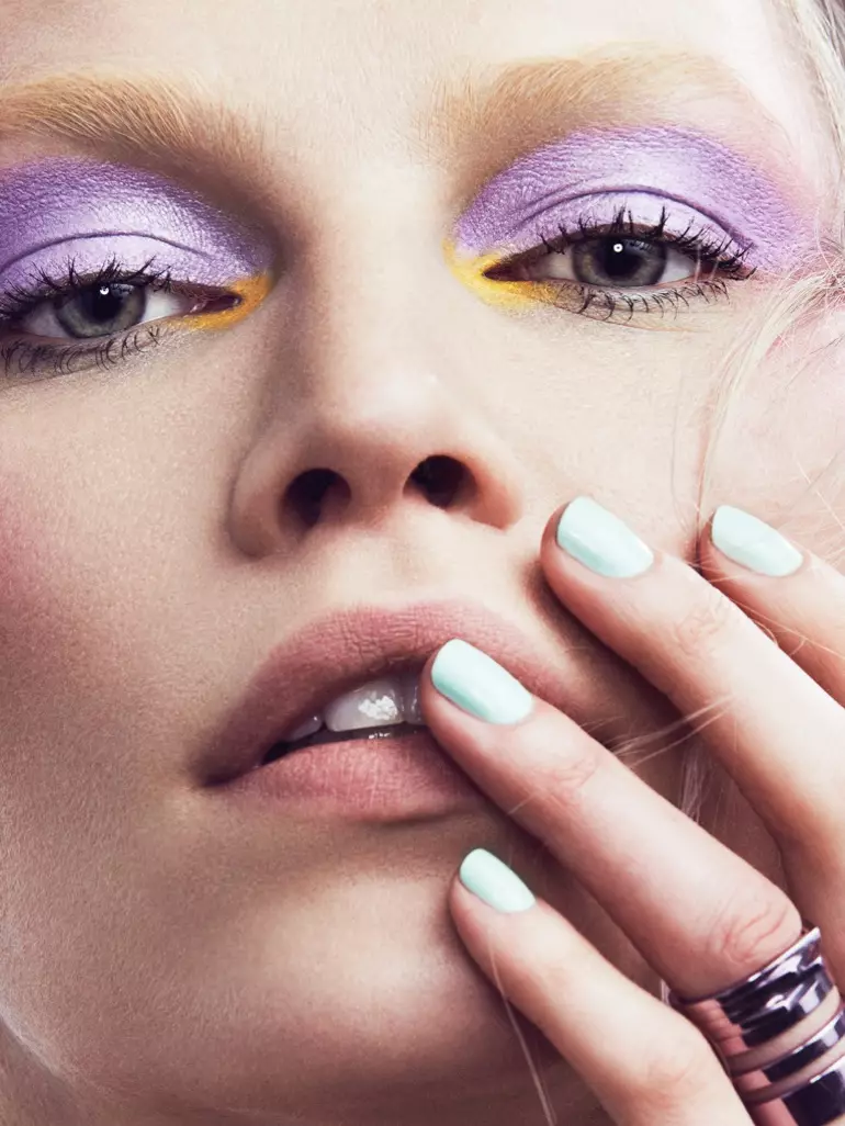 Si Aline Weber Wow sa Pastel Makeup Nangita alang sa Vogue Mexico