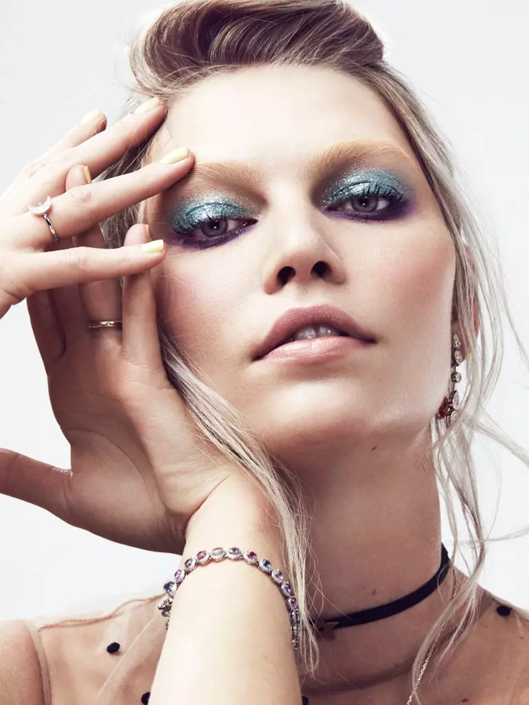Aline Weber deslumbra con looks de maquillaje pastel para Vogue México