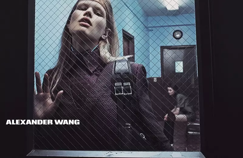 Anna Ewers Strips për fotografitë e xhinseve të Alexander Wang (NSFW)