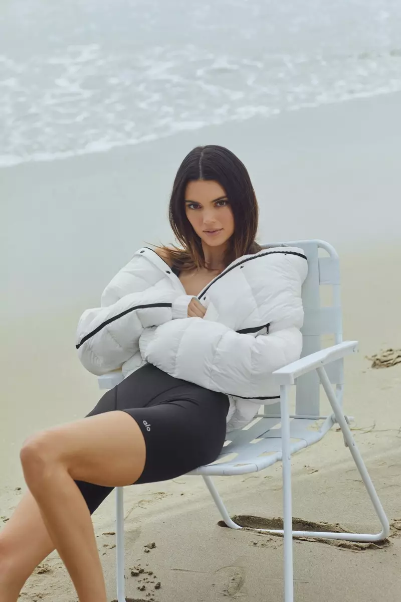Kendall Jenner schittert in de campagne Alo jackets & coats.
