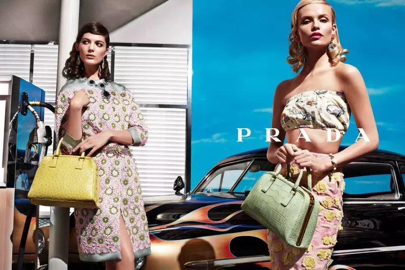 Natasha Poly, Guinevere van Seenus, Elise Crombez, Meghan Collison, Katryn Kruger & Ymre Stiekema le haghaidh Feachtas Prada Spring 2012 le Steven Meisel