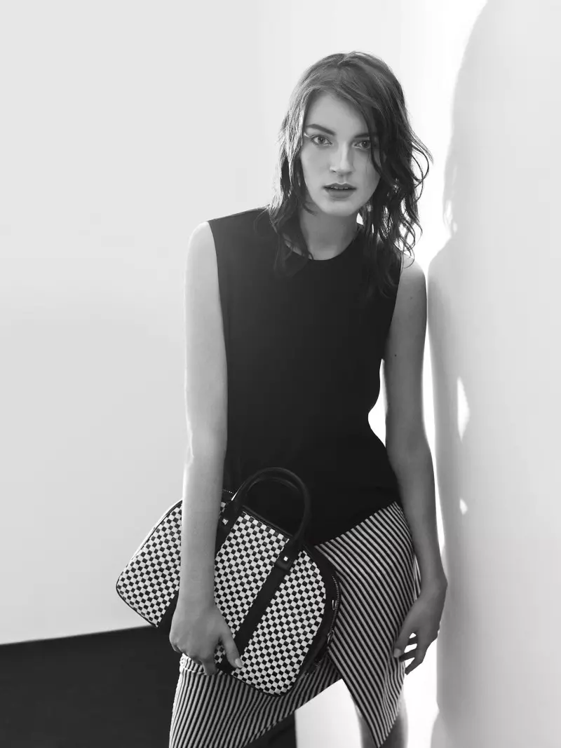 Laura Kampman Ali mu Black and White pa Kampeni ya Sportmax Spring 2013