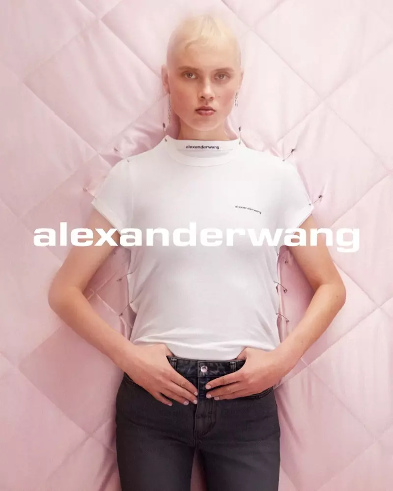 Une Jonynaite on Alexander Wang Collection 1 Drop 2 -kampanjan edessä