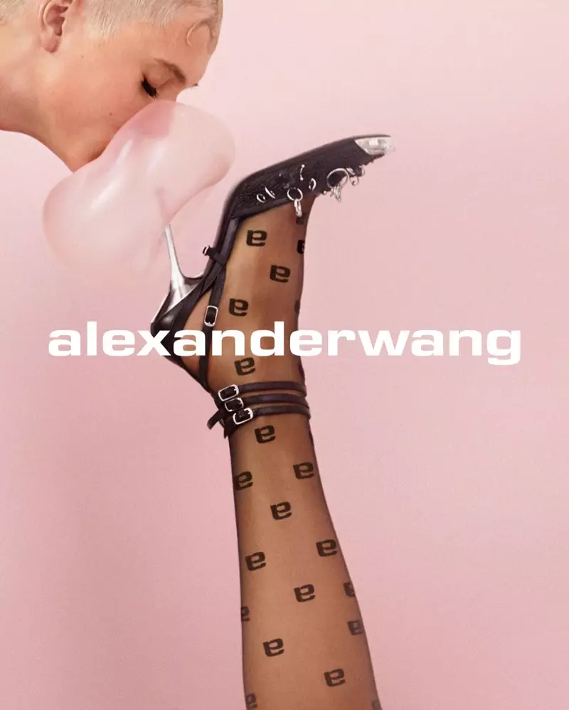 Alexander Wang plaas die Selena-geborduurde pomp op die kollig in Collection 1 Drop 2-veldtog