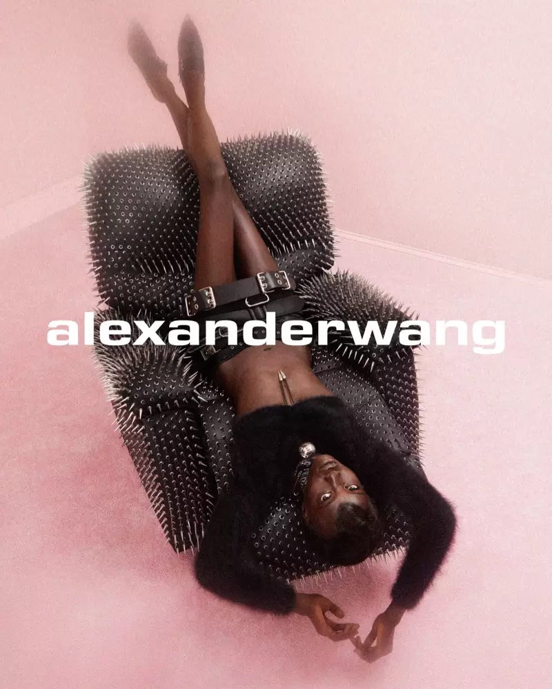 Anok Yai waxa uu ku jilay ololaha Alexander Wang Collection 1 Drop 2