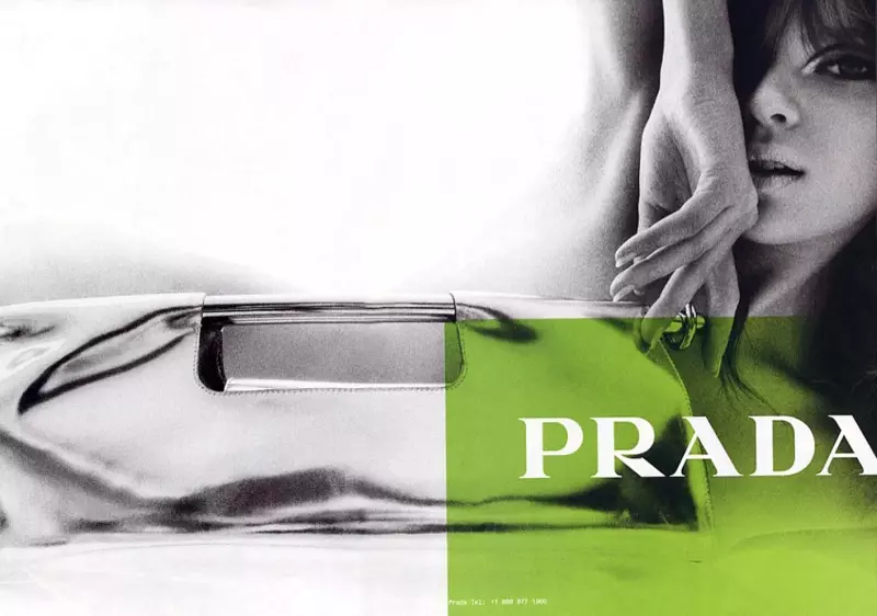 Una imagen de la campaña publicitaria primavera-verano 2003 de Prada