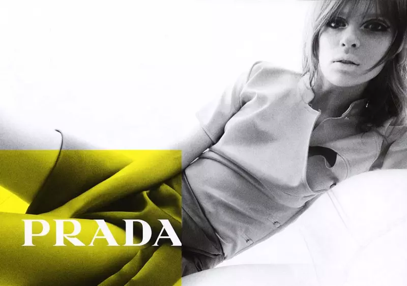 Еліза Кромбез виступає на фронті весняно-літньої кампанії Prada 2003 року