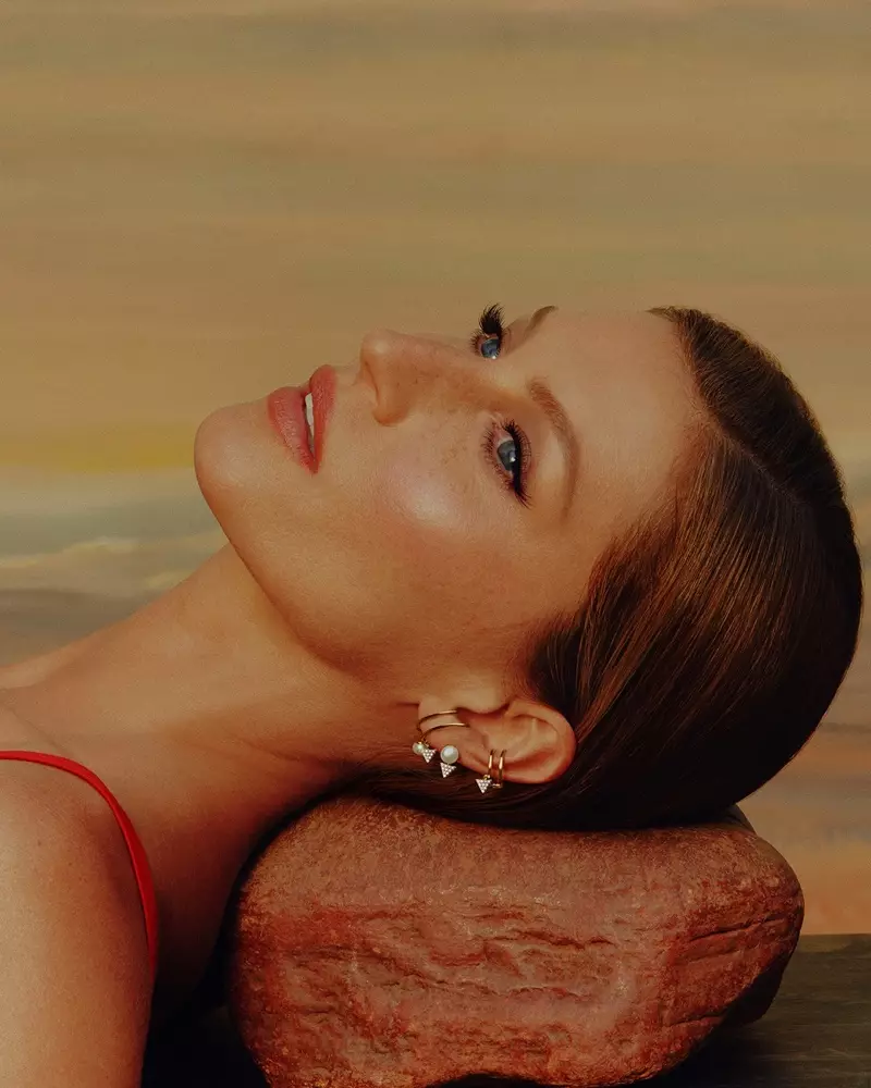 Nakasuot ng pearl earrings ang supermodel na si Gisele Bundchen para sa Vivara Mother's Day 2021 campaign.