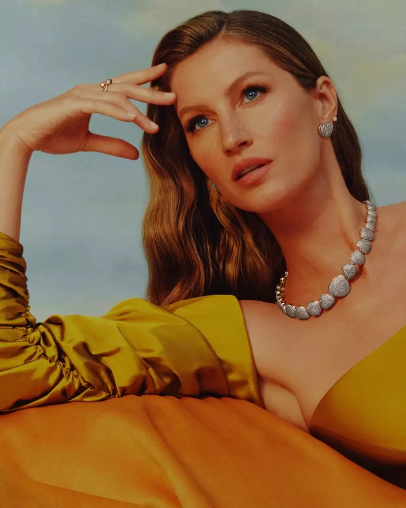 Gisele Bundchen Vivara Jewellery Bold Collection III में पोज़ देती हुई.