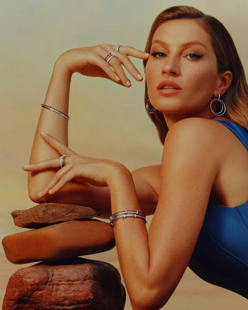 Inilabas ng Jewelry brand na Vivara ang kampanya ng Gisele Bundchen Mother's Day 2021.