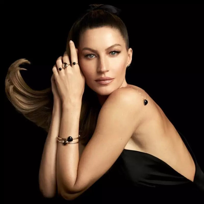 Memakai penampilan daripada koleksi Bold Stones Vivara, Gisele Bundchen mengejutkan kempen Krismas 2020.