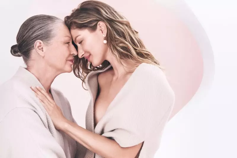 Supermodelis Gisele Bundchen ir mama Vania pozuoja „Dior Capture Totale“ kampanijoje.