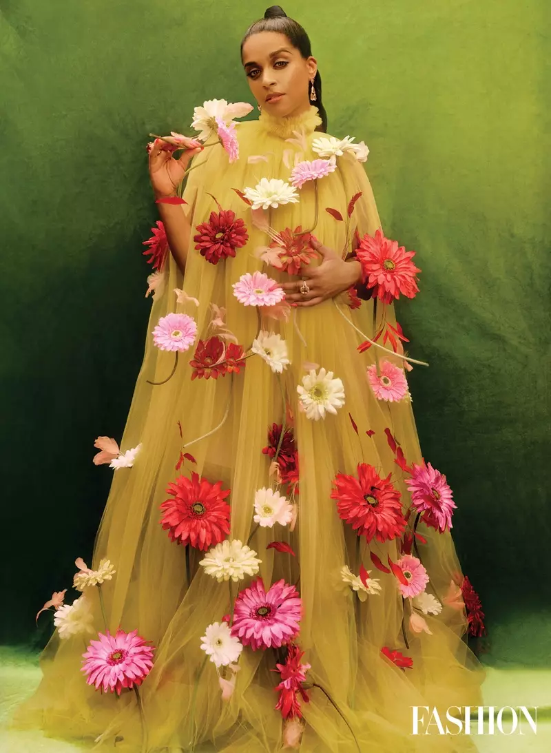 Blooming hauv paj, Lily Singh poses hauv Christian Siriano hnav ris tsho. Yees duab: Austin Hargrave / FASHION