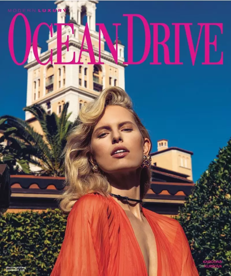 Karolina Kurkova o eme ka feshene ea hae le ea hae bakeng sa Ocean Drive